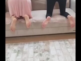 İki Türk kızını domaltıp sırayla sikiyor piç