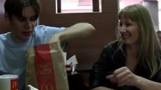 Önce burger yedirdi, sonra yarrağı götüne geçirdi