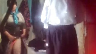 Olgun teyze yaşlı amcaya vurduruyor